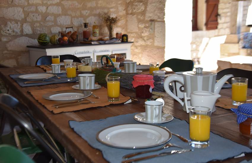 Prendre le petit déjeuner sous le bolet traditionnel-photo-page