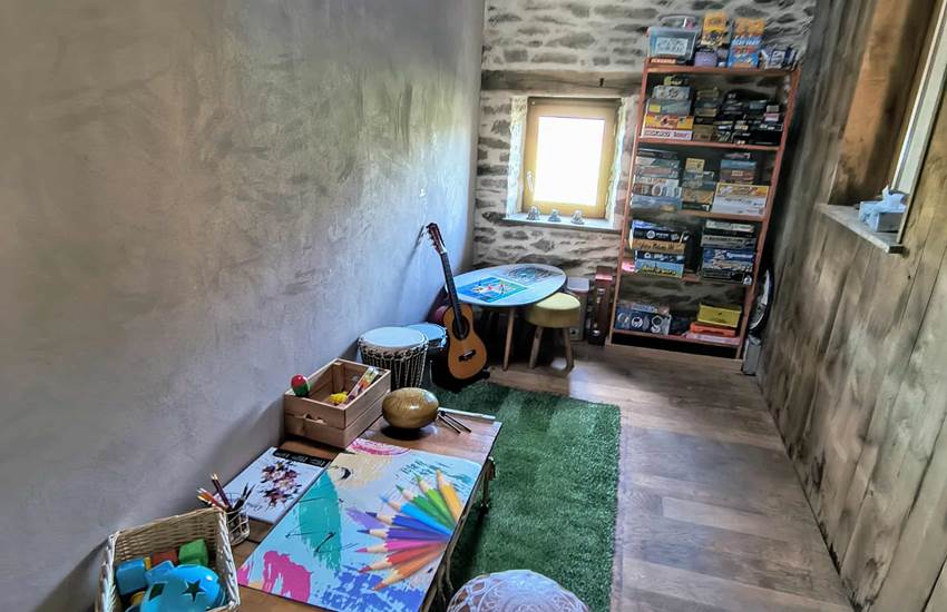 salle-jeux-famille-enfants-gite-centres-aveyron-saisonnee.jpg-photo-page