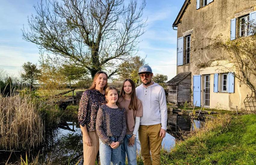 portrait-famille-caby-saisonnee-maison-hotes-accueil-familial-aveyron.jpg-photo-page