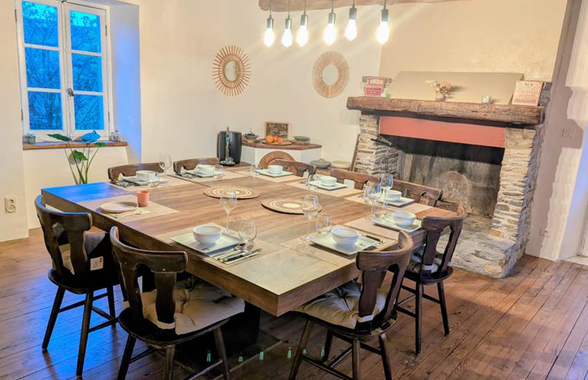 table-hotes-saisonnee-cheminee-repas-chaleureux-campagne-centres-aveyron.jpg-photo-page