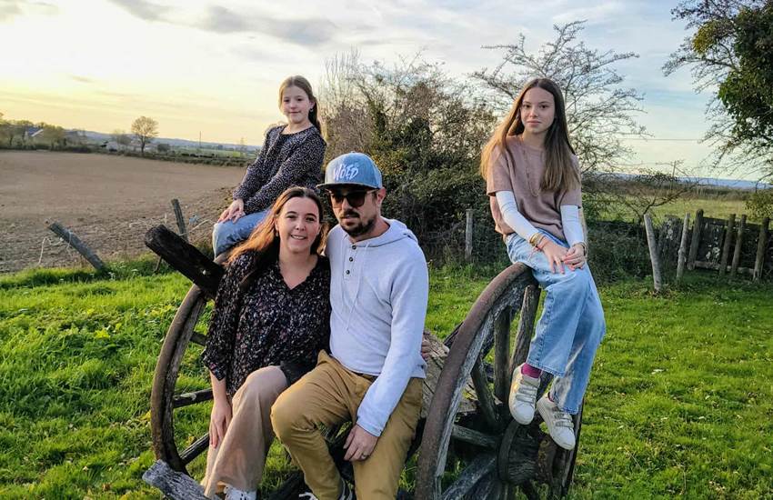 famille-caby-campagne-roue-bois-exterieur-nature-centres-aveyron.jpg-photo-page