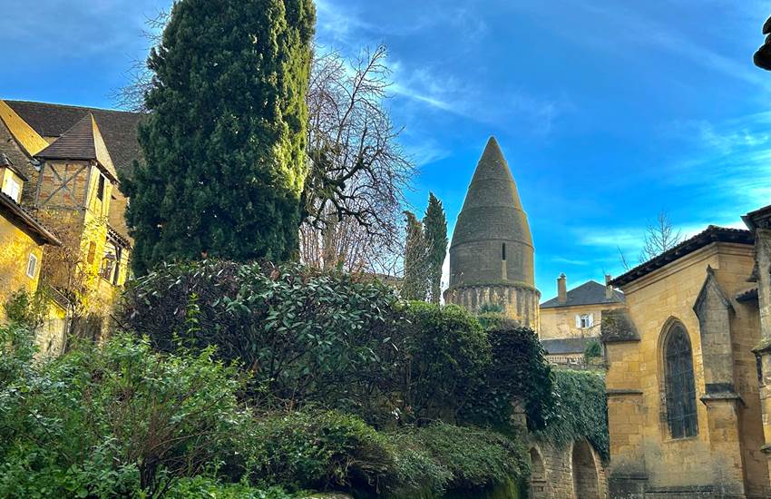 #sarlat #perigord #dordogne #sarlattourisme #sudouest #visiteguidee #baladesguideesdecamille #tourisme #patrimoine #histoire #anecdotes #gastronomie #france #dordogneperigordtourisme #visitfrance #visitdordogne #perigordnoir-photo-page