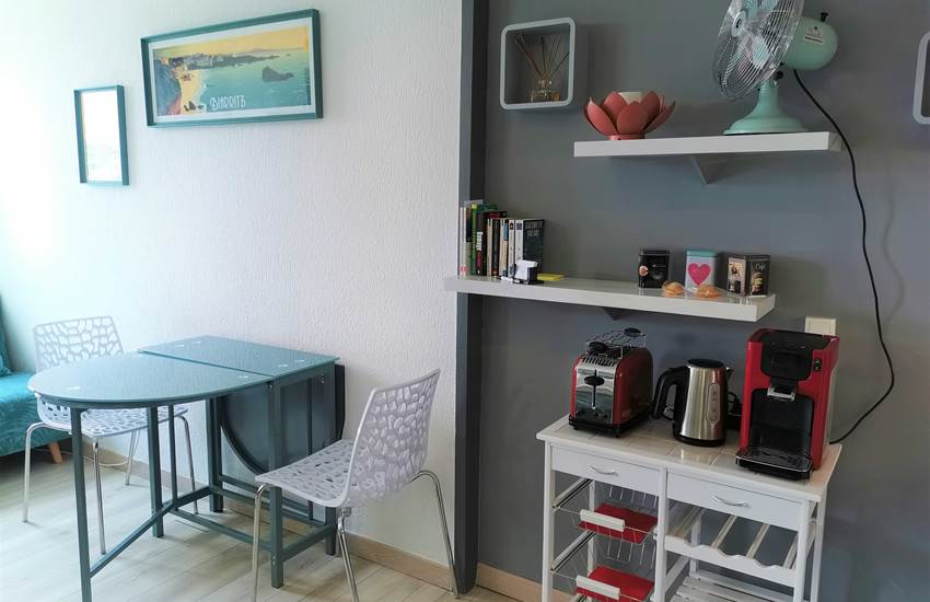 Table en verre dépliante 4 couverts ou table de travail et desserte équipée-photo-page