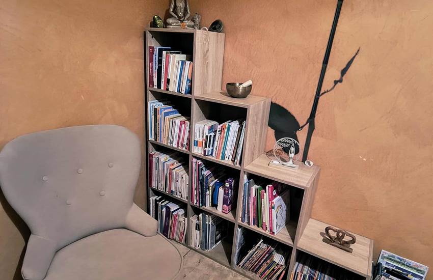 Fauteuil, bibliothèque bien-être, décoration zen.jpg-photo-page