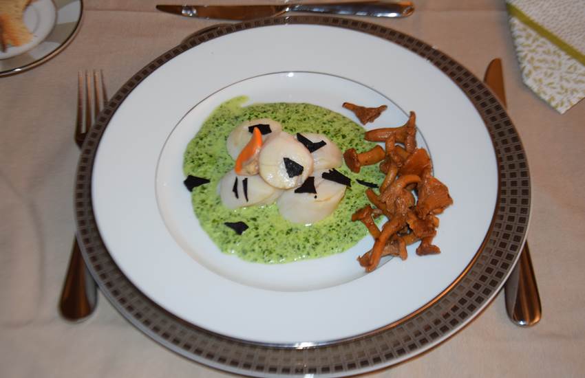Saint Jacques et son émulsion de persil, truffes et girolles-photo-page