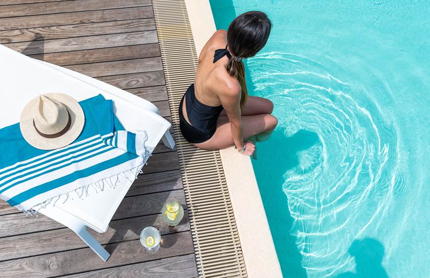 Au bord de la piscine-photo-page