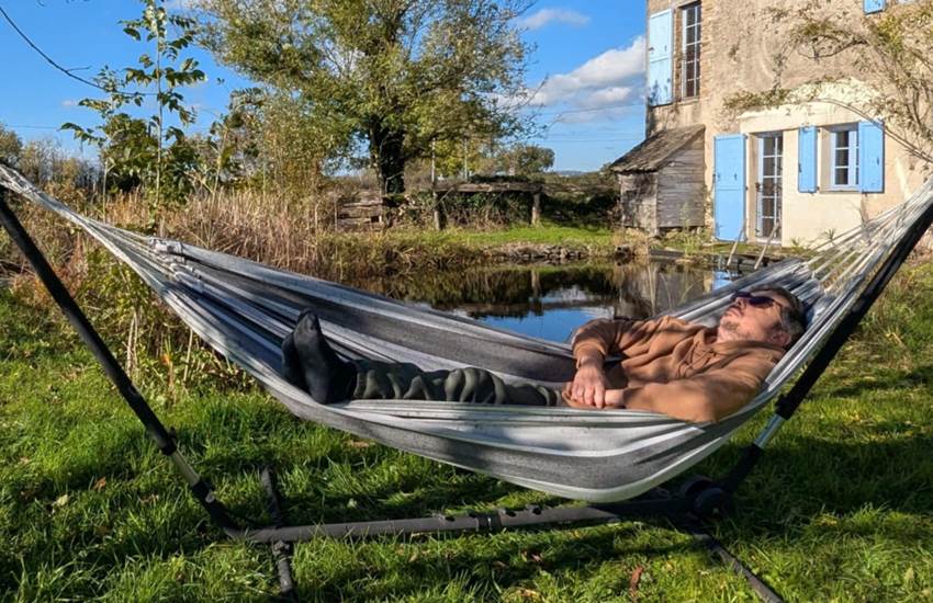 moment-detente-hamac-jardin-saisonnee-maison-hotes-bien-etre-aveyron.jpg-photo-page