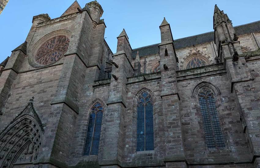 cathedrale-notre-dame-rodez-patrimoine-gothique-proche-saisonnee-chambres-hotes-aveyron.jpg-photo-page