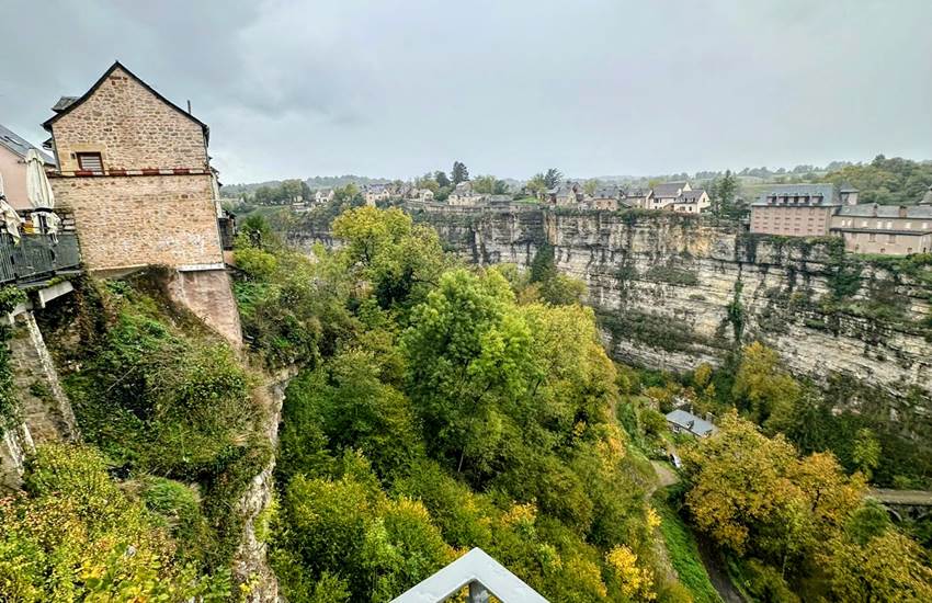trou-de-bozouls-canyon-vue-panoramique-proche-saisonnee-chambres-hotes-aveyron.jpg-photo-page