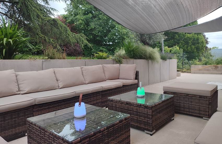 TERRASSE AMENAGÉE COTÉ JARDIN A PRIVATISER POUR VOS EVENEMENTS FAMILIAUX OU ENTRE AMIS-photo-page