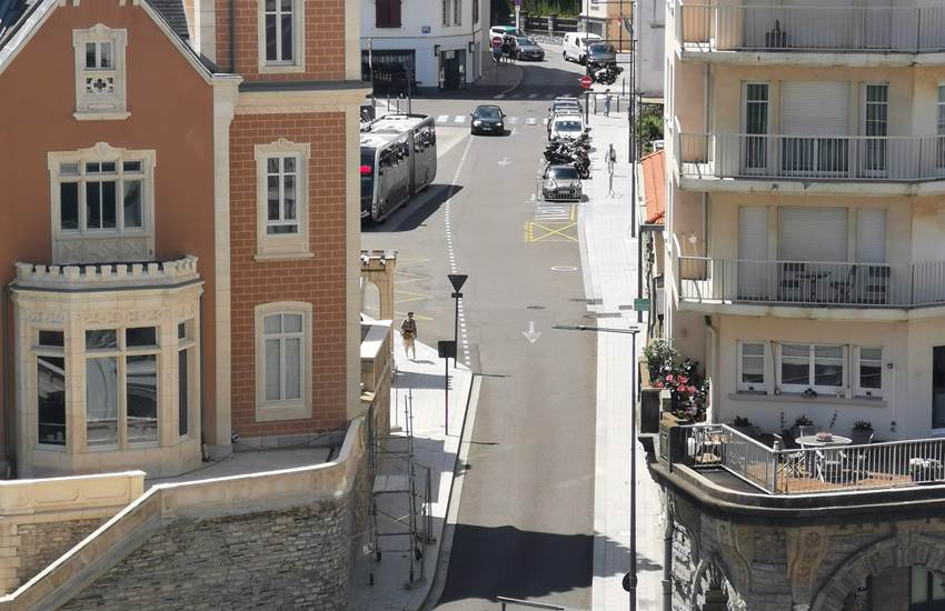 Vue depuis OCEAN 7 vers l'Office de tourisme-photo-page