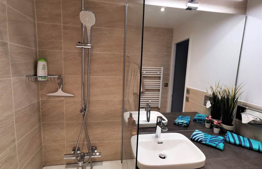 Baignoire, douches, lave-linge, sèche cheveux, ...-photo-page