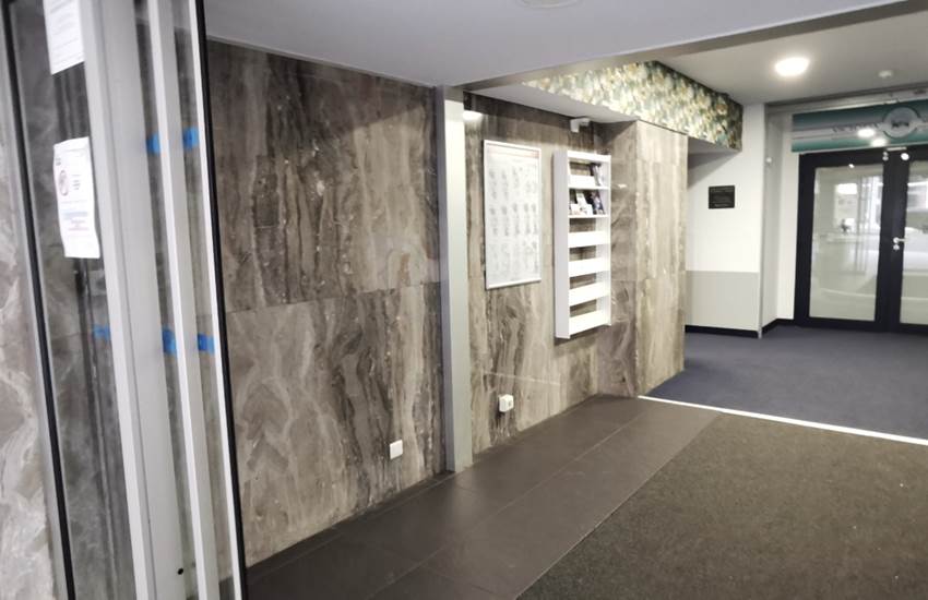 Hall d'entrée, digicode sur la gauche-photo-page