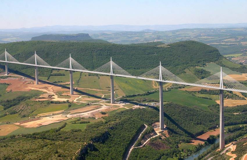 viaduc-de-millau-pont-haubans-panorama-proche-saisonnee-chambres-hotes-aveyron.jpg-photo-page