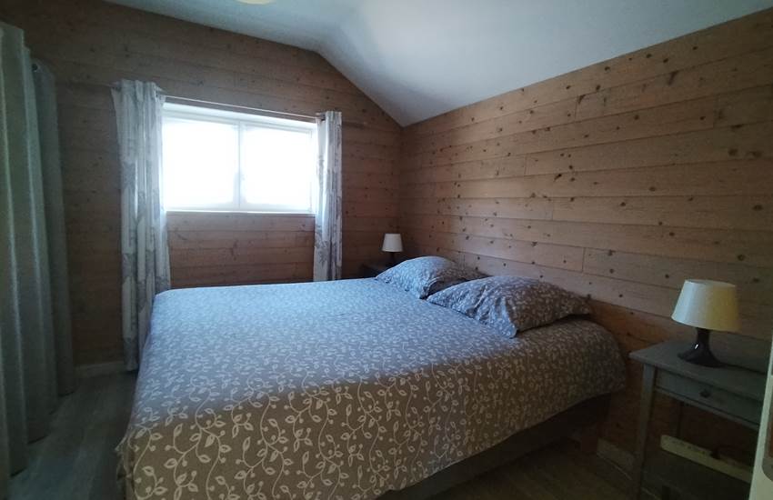 GITE HEDONISTE 2 A L ETAGE CHAMBRE 1 VUE JARDIN-photo-page