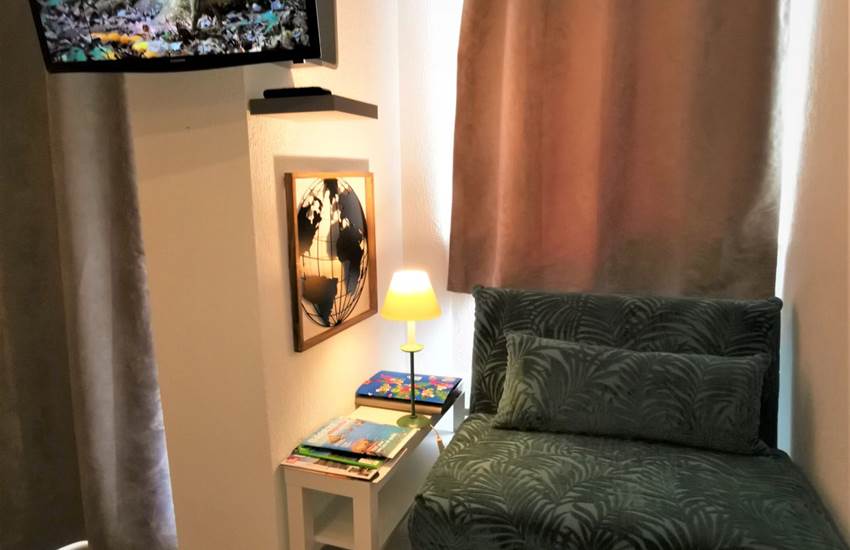 OCEAN 7 - Rideaux occultants un jour de plein soleil. Espace lecture et 3e Voyageur.-photo-page