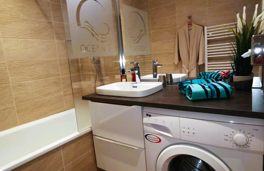 Salle de bain tout équipée-photo-page