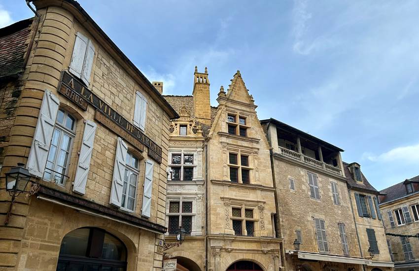#sarlat #perigord #dordogne #sarlattourisme #sudouest #visiteguidee #baladesguideesdecamille #tourisme #patrimoine #histoire #anecdotes #gastronomie #france #dordogneperigordtourisme #visitfrance #visitdordogne #perigordnoir-photo-page