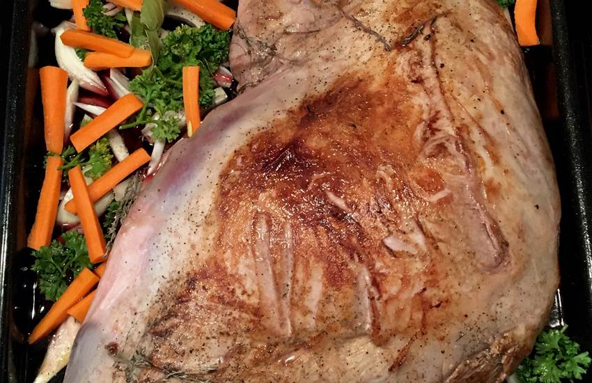 Cuissot de sanglier en marinade de légumes-photo-page