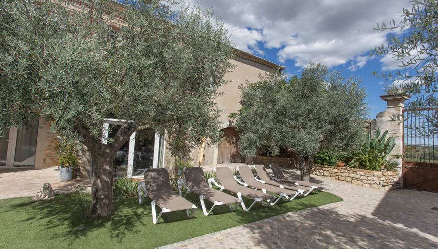 Salle d’eau moderne avec douche à l’italienne et équipements haut de gamme