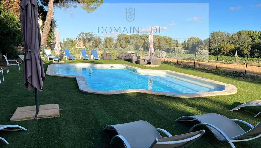 Piscine pour les gîtes chaises longues et parasol