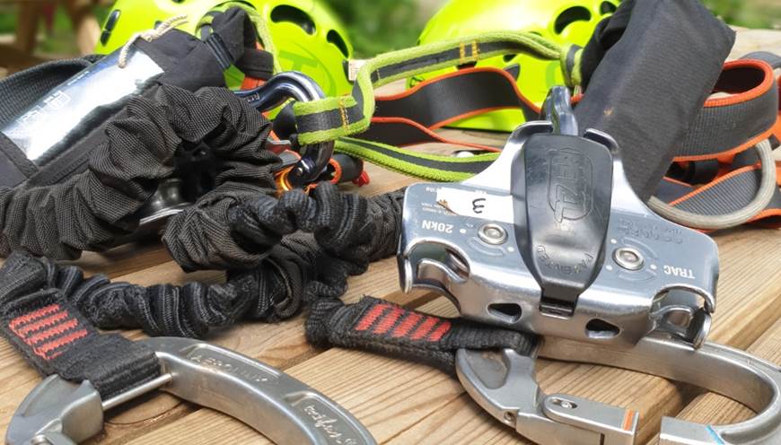 Baudriers et casques de Via Ferrata