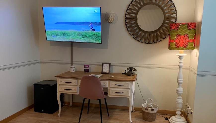 Minibar, télévision UHD avec Chromecast, coin bureau de l´hôtel de charme à Quimperlé