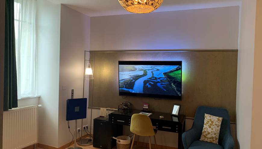 Minibar, télévision UHD avec Chromecast, bureau de la prestige de l´hôtel de charme à Quimperlé