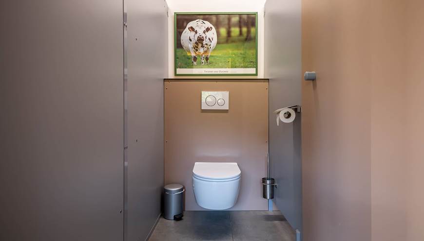 WC et douche privatifs dans les sanitaires communs avec la cabane arctique