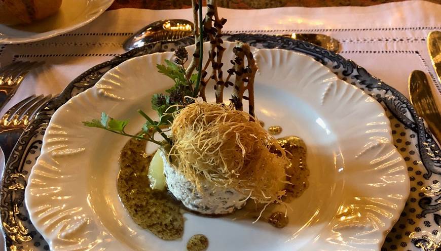 Déjeuner dans la salle à manger du château (photo non contractuelle)