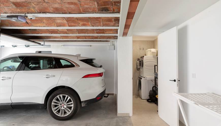 36 Oliveres Garage 2 voitures et buanderie