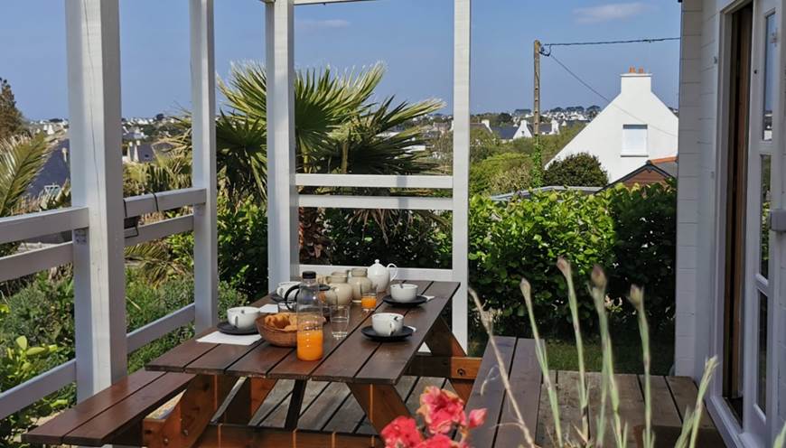 Petit déjeuner en terrasse chalet de Kerescar 4 personnes