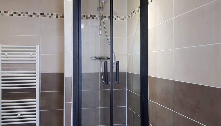 Chambre Dahlia - salle d'eau douche