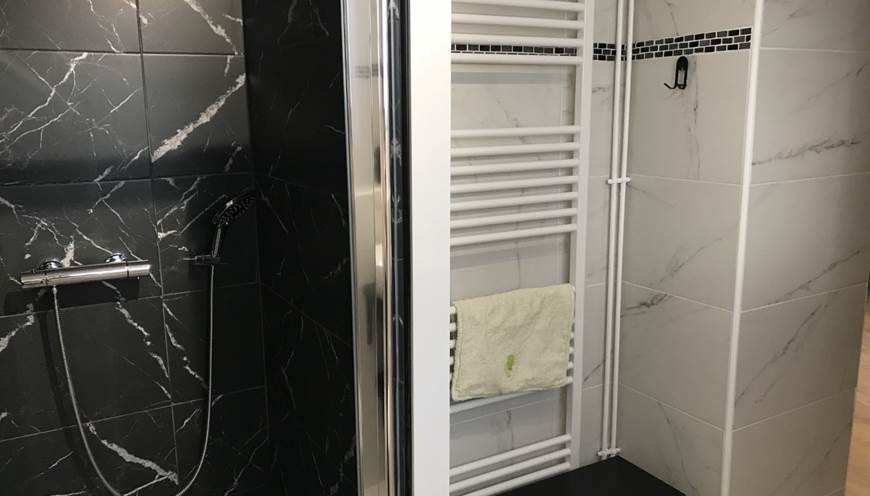 salle d'eau côté douche +seche serviette