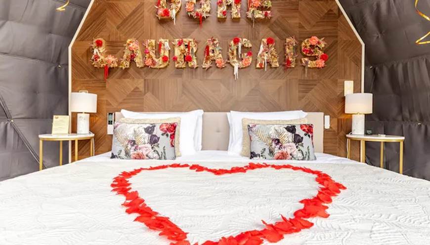 Lit géant confortable avec décoration romantique
