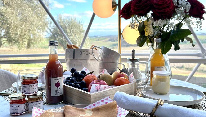 petit-déjeuner face aux Pyrénées dans un dôme