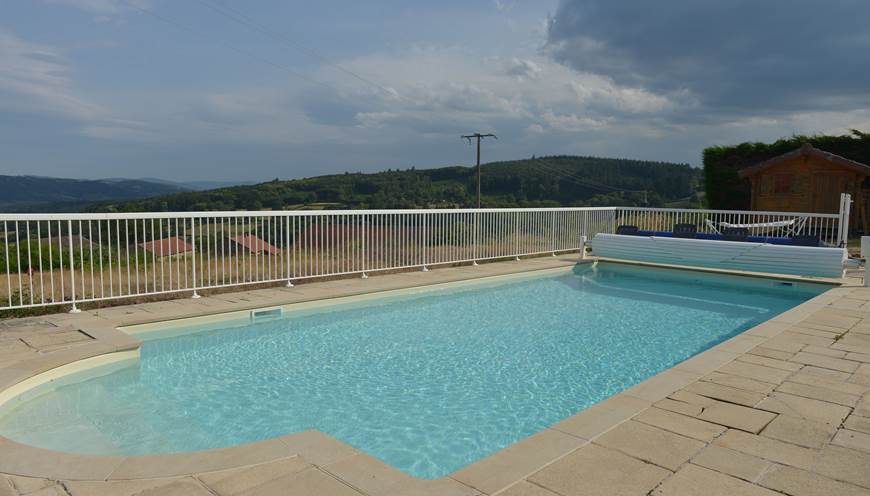 vue piscine et vallée dérrière