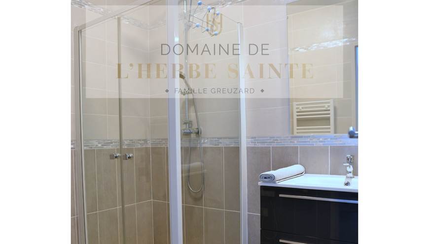Salle d'eau chambre 2 du gîte Artémisia séche serviettes