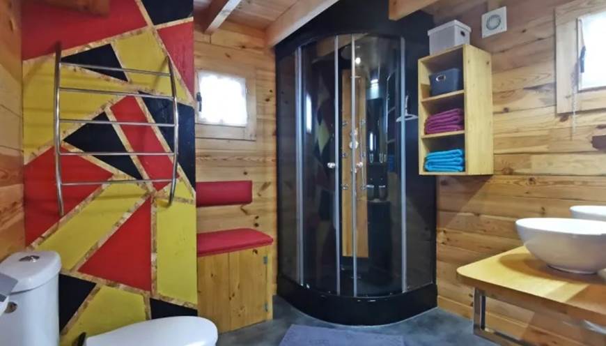 Salle d'eau avec cabine de douche, doubles vasques, sèche-serviette, WC...chalet 4 personnes