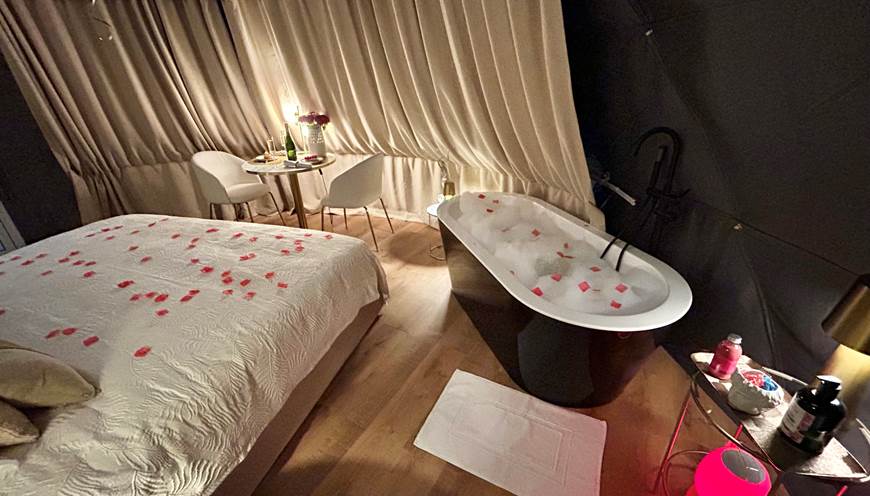 Enceinte bluetooth lumineuse, bain moussant, literie et oreillers dignes des plus grands hôtels
