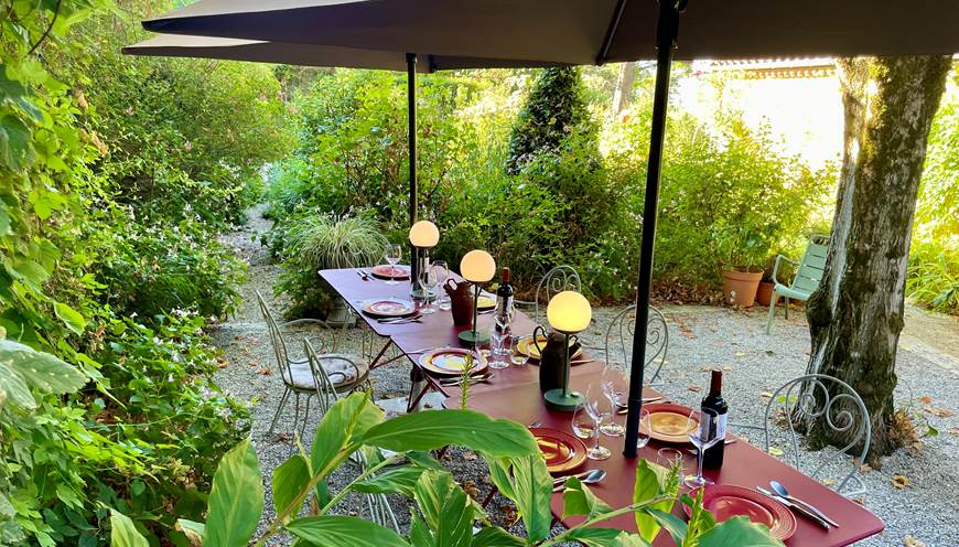 Terrasse dans le jardin à l'ombre d'un tilleul