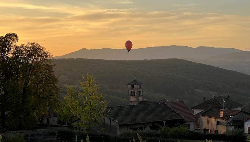 vue sur le village de Bergesserin avec montgolfière "route71"