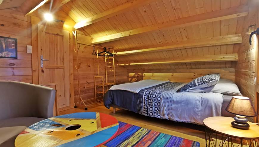 Séjour romantique dans sa chambre chaleureuse avec lit 160×200 et coin salon au chalet Ouessant