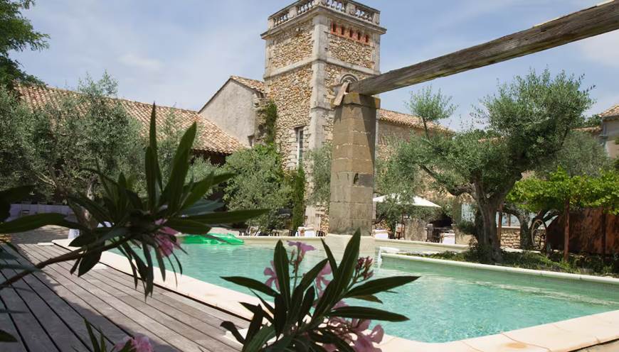 Espace pool house aménagé au bord de la piscine, idéal pour se détendre en été