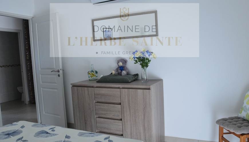 Artémisia Chambre 2 Climatisation et loggia vue sur vignoble et piscine