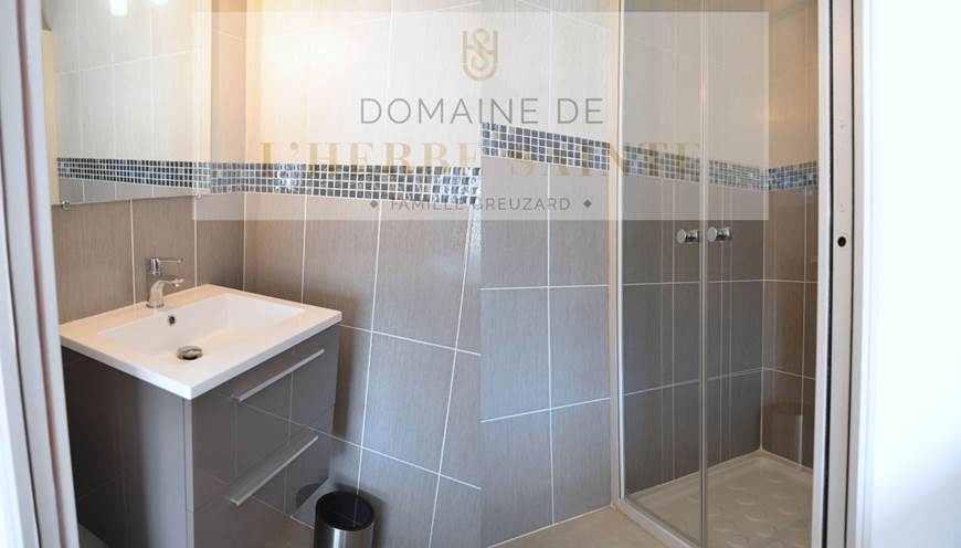 salle d'eau côté loggia terrasse gîte ambroisie