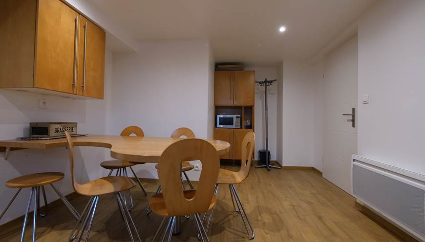 Cuisine avec vue sur la porte d'entrée