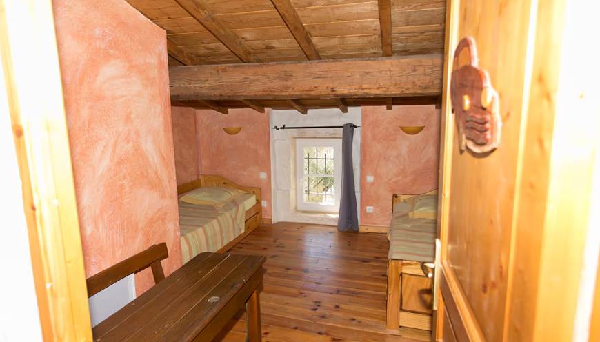 Chambre adaptée aux enfants avec lits superposés et décoration conviviale