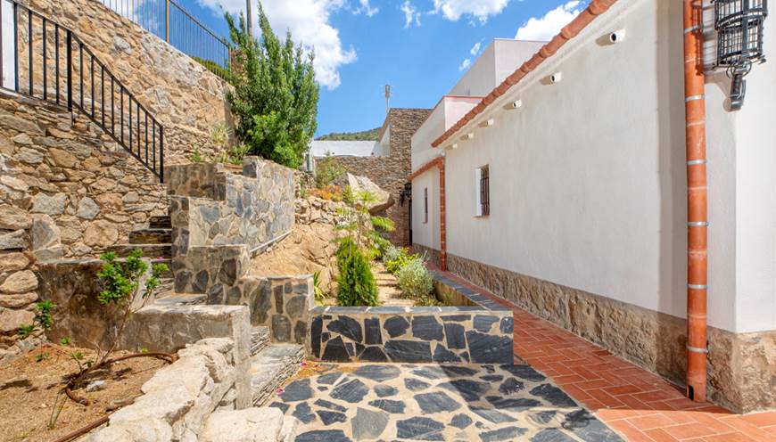 27 Oliveres Patio exterieur 1