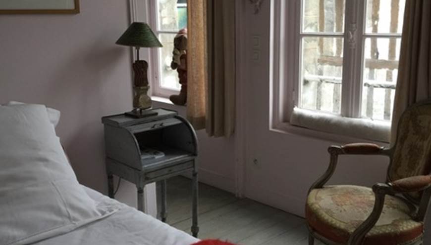 La chambre Rose et sa vue sur les maisons à colombages d'Honfleur